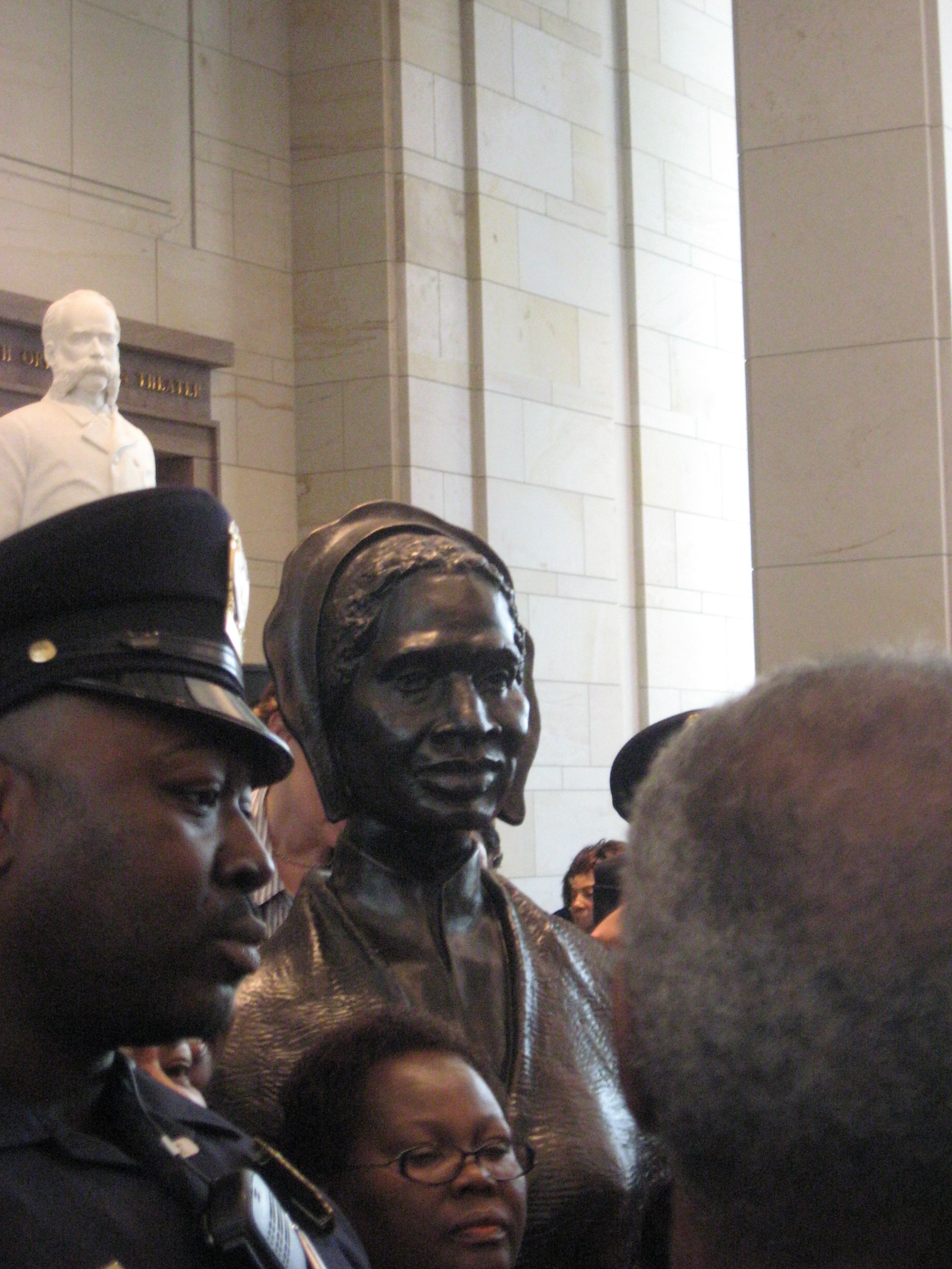 On April 28, 2009, Michelle Obama unveiled a bust of Sojourner Truth in